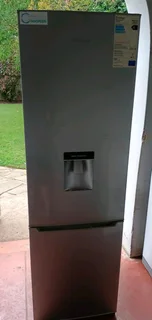 Hisense silver/Grey Fridge/Freezer  with water dispenser Good condition Working  percent R2999