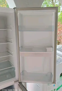 Hisense silver/Grey Fridge/Freezer  with water dispenser Good condition Working  percent R2999