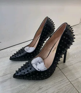 YDE Black Heels Size 5