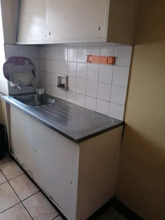 Big bedroom to rentfor a lady  at Naledi flat,Sunnyside