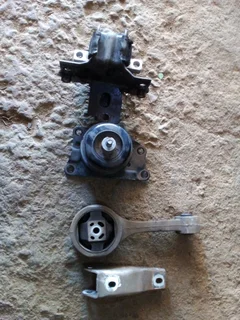 Vw polo vivo or polo 6 engine mounting n both gearbox mountings original make only wats in pictures