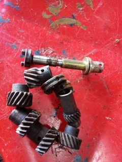 Honda distributor gear n shaft available only wats in pictures frm 250rand each contract 0835730435