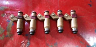 Ford focus st t5 or volvo s40 s60 t5 feul injectiors set of 5 available only wats in pictures oem ma