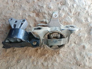 Renault triber engine and gearbox mountings available only wats in pictures oem make