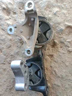 Renault triber engine and gearbox mountings available only wats in pictures oem make