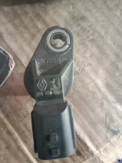Renault or Nissan crankshaft position sensor available only wats in pictures oem make