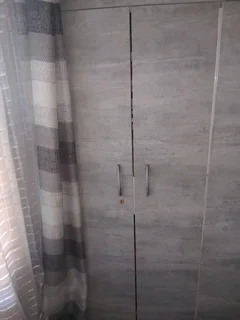 4 door grey wall drop for sale in a good condition