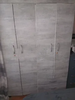 4 door grey wall drop for sale in a good condition