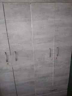 4 door grey wall drop for sale in a good condition