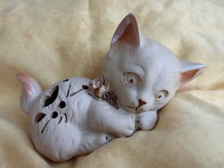 Cute ceramic cat ornament (15 x 9cm)
