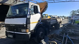 Selling 2006 Tata 1518 Crain truck 8ton