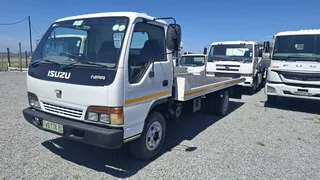 Selling 2002 Isuzu NPR500 rollback 5ton truck