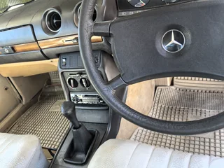 1984 Mercedes-Benz W123 Sedan