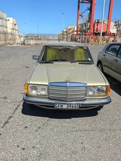 1984 Mercedes-Benz W123 Sedan
