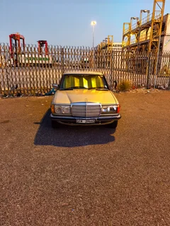 1984 Mercedes-Benz W123 Sedan