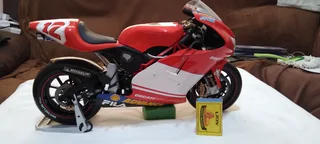 Ducati 1/6 Scale Troy Bayliss Replica
