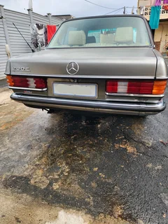 Mercedes Benz 230E