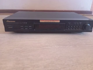 Pioneer F-208 FM/AM Digital Synthesizer Tuner