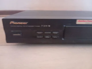Pioneer F-208 FM/AM Digital Synthesizer Tuner