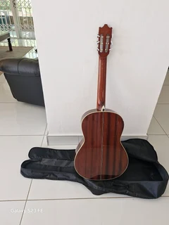 REDUCED ! Play Quality guitar today ! Salvador Ibanez Classical guitar with padded bag !