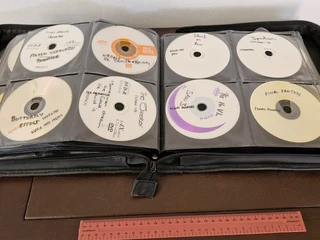 Bargain ! Large, 200 CD/DVD holder in good condition ! With discs !