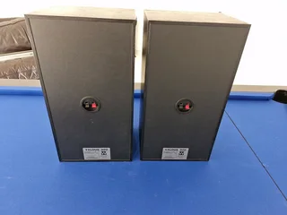 REDUCED ! Bargain ! Pair of  Quality Wharfedale Valdus 300 midsized speakers !!