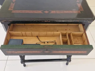 For the Collector !! Victorian Era, Ladies Boudoir Writing Desk ! Good, age relative condition !!