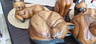 For Cat Lovers ! Superb 5 x Hand Carved Wallnut Wood Cats Figures !