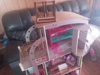 Doll House with lots of extras