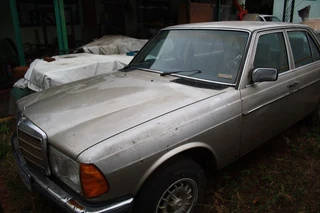 1986 Mercedes-Benz W123 Sedan
