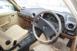 1986 Mercedes-Benz W123 Sedan