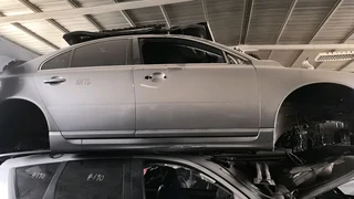 Stripping Volvo S80 Car Spare Parts