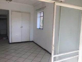 One bedroom apartments in Sunnyside. Ready for occupation neat and in a quiet area. Price R4000