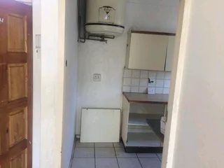 One bedroom apartments in Sunnyside. Ready for occupation neat and in a quiet area. Price R4000