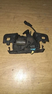 RENAULT CLIO 4 900T BONNET CATCH