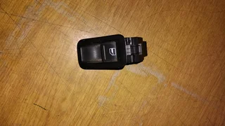 VW POLO 6 LEFTSIDE FRONT WINDOW SWITCH