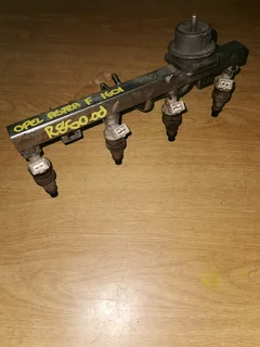 Opel Astra Kadett Complete Feul Injector Rail