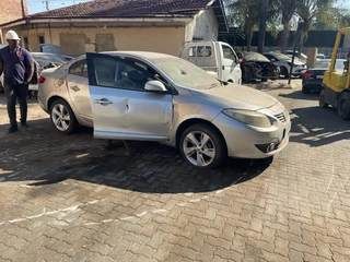 RENAULT FLUENCE 1.6 2014 MANUAL