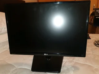 LG 19.5 inch LED IPS monitor, resolution 1440x900 pixels VGA port (incl. HDMI adapter)