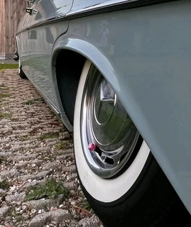 White walls / mirrors