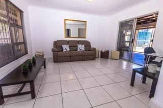 LUXURY TABLE VIEW HOME WITH 5 GARAGES- JUST R2 999 000