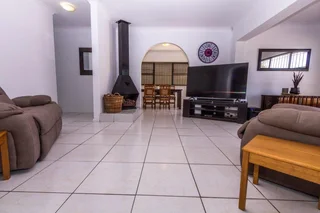 LUXURY TABLE VIEW HOME WITH 5 GARAGES- JUST R2 999 000