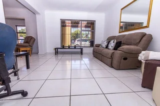 LUXURY TABLE VIEW HOME WITH 5 GARAGES- JUST R2 999 000