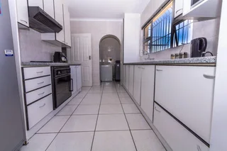 LUXURY TABLE VIEW HOME WITH 5 GARAGES- JUST R2 999 000