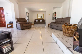 LUXURY TABLE VIEW HOME WITH 5 GARAGES- JUST R2 999 000