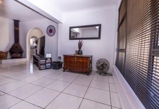 LUXURY TABLE VIEW HOME WITH 5 GARAGES- JUST R2 999 000