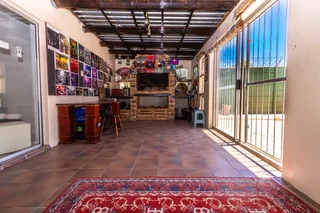 LUXURY TABLE VIEW HOME WITH 5 GARAGES- JUST R2 999 000