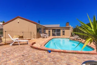 Luxury Table View Home With 5 Garages- Just R2 999 000