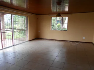 HONEYDEW, PET FRIENDLY, 2-bed cottage on safe plot, tarred road, electric fence &amp; gate