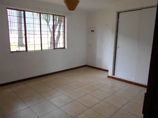 HONEYDEW, PET FRIENDLY, 2-bed cottage on safe plot, tarred road, electric fence &amp; gate